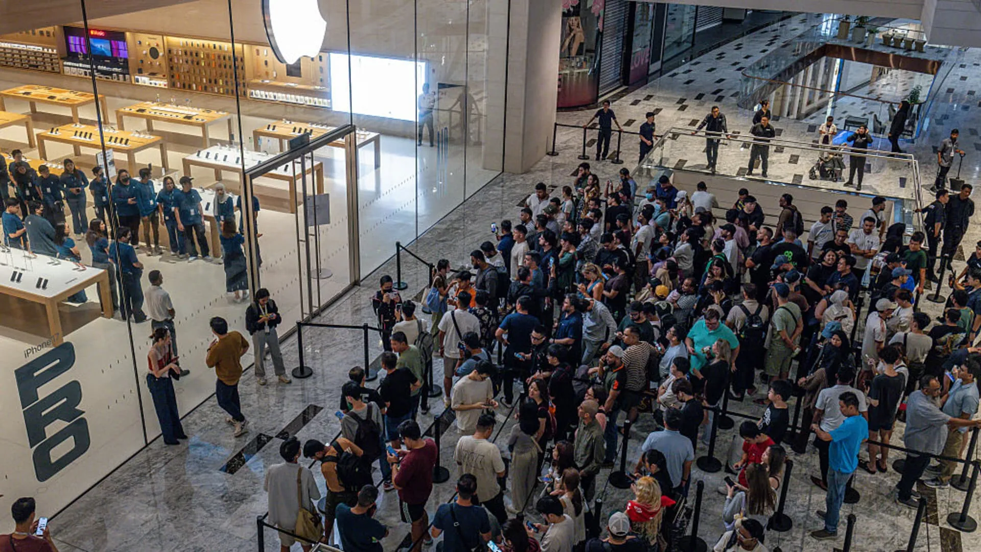 AI Memory Chip Shortage Pushes Smartphone Market Toward Record Decline ...